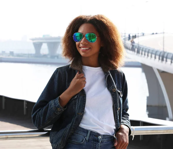 Mooie Afrikaanse vrouw met een zonnebril met perfecte tanden en een donkere schone huid — Stockfoto