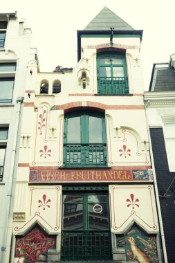 Tipik Amsterdam evleri, yaz günü