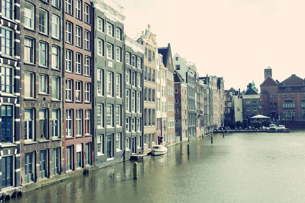 Amsterdamse grachten en typische huizen — Stockfoto