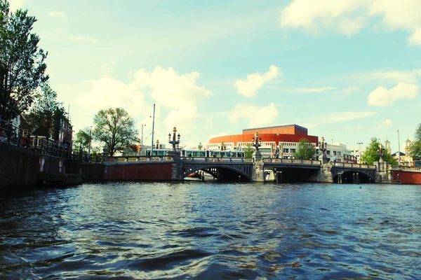 Amsterdams kanaler och typiska hus — Stockfoto