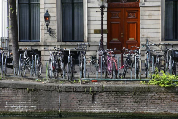 Amsterdam kanalları ve bisikletli tipik evler — Stok fotoğraf