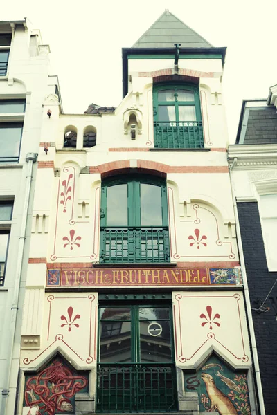 Maisons typiques d'Amsterdam, journée d'été — Photo