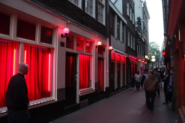 Berömda Red Lights District på kvällen i Amsterdam — Stockfoto