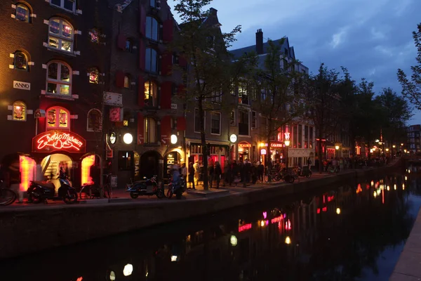 Famoso quartiere delle luci rosse la sera ad Amsterdam — Foto Stock