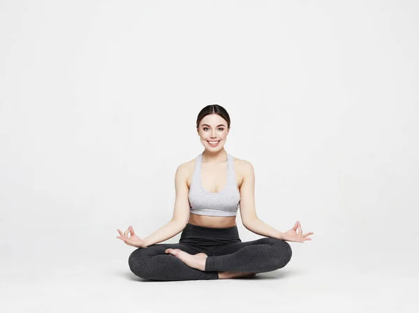 Sport, joga i koncepcja ludzi - piękna młoda kobieta uprawiająca jogę, ćwiczenia sportowe dla relaksu i medytacji — Zdjęcie stockowe