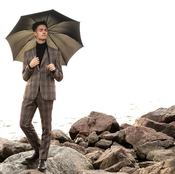 바다 근처에서 우산을 들고 있는 유행하는 젊은이 — 스톡 사진