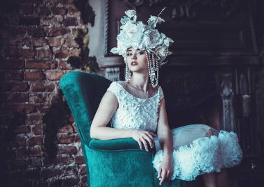 Beyaz elbiseli, şapkalı ve küpeli güzel gelin, güzellik ve gençlik, mutluluk ve masumiyet.