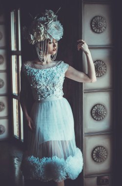 Beyaz elbiseli, şapkalı ve küpeli güzel gelin, güzellik ve gençlik, mutluluk ve masumiyet.