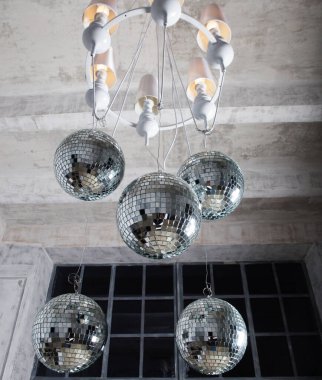 Tavanın altında asılı birkaç disko topu - parti dekorasyonu