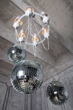 Tavanın altında asılı birkaç disko topu - parti dekorasyonu