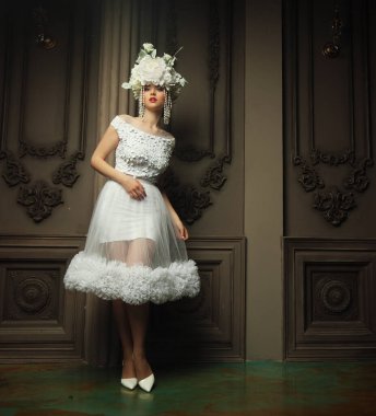 Beyaz elbiseli, şapkalı ve küpeli güzel gelin, güzellik ve gençlik, mutluluk ve masumiyet.