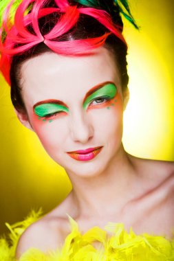 Yaratıcı görünüşlü esmer kız.