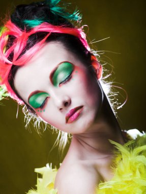 Yaratıcı görünüşlü esmer kız.