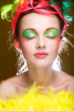 Yaratıcı görünüşlü esmer kız.