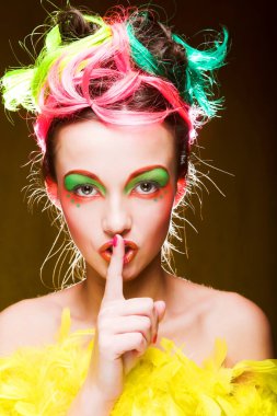 Yaratıcı görünüşlü esmer kız.