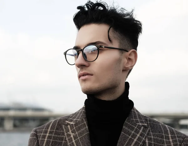 Zarif genç yakışıklı adam. Açık havada moda portresi.