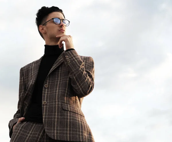 Serious young man posing for advertisement wears round glasses, outdoor. — Stock Photo, Image