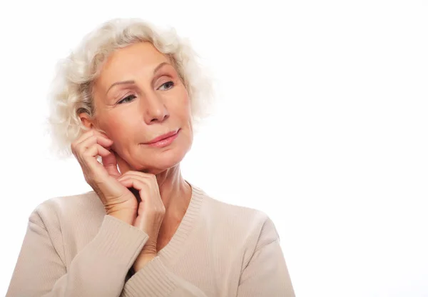 Estilo de vida, la emoción y el concepto de la gente: gris pelo viejo agradable hermosa mujer. Aislado sobre fondo blanco . —  Fotos de Stock
