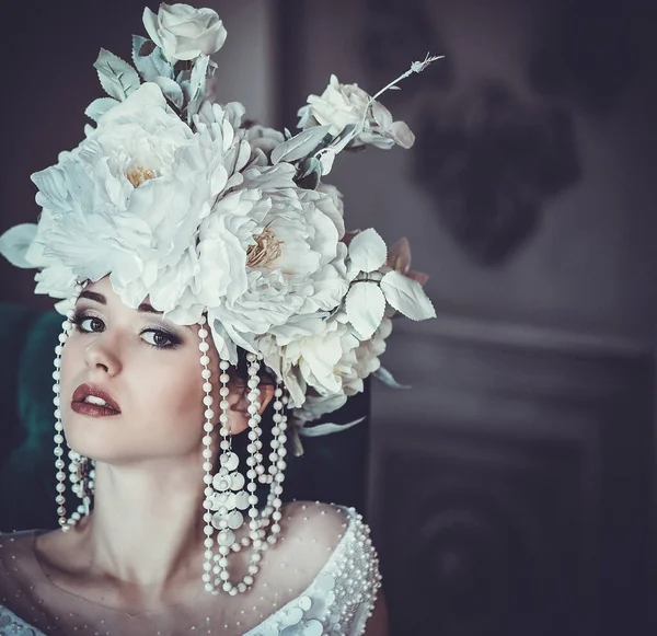 Mooie bruid in een witte jurk, hoed en oorbellen, schoonheid en jeugd, geluk en onschuld — Stockfoto