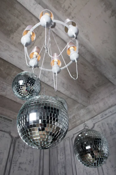 Tavanın altında asılı birkaç disko topu - parti dekorasyonu