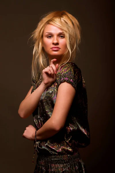 Mladý módní model, blond hezká žena — Stock fotografie