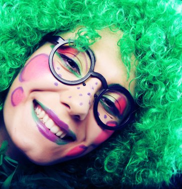 Yaratıcı görünüşlü çılgın kadın. Yaklaş.