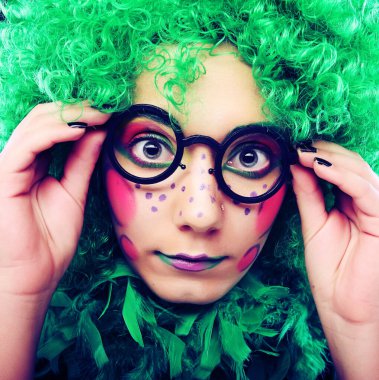 Yaratıcı görünüşlü çılgın kadın. Yaklaş.