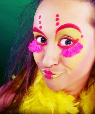 Çılgın makyajlı komik kız. Yakın plan.