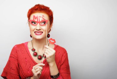 Neşeli genç bayan partiye hazır.