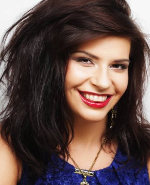 Gülümseyen güzel bir kadın.