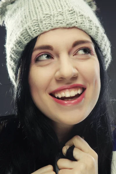 Jeune femme en chapeau d'hiver drôle — Photo