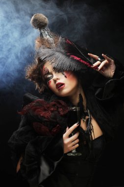 Yaratıcı makyajlı genç bir kadın..