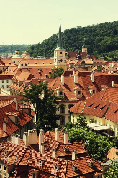 Hus med traditionella röda tak i Prag. — Stockfoto