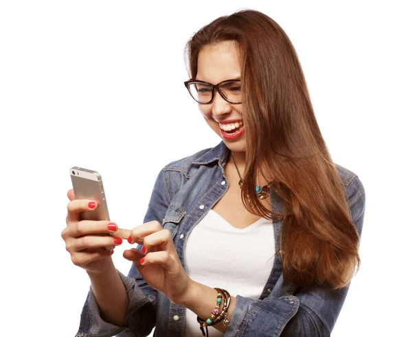 Retrato de mujer joven en llamada telefónica — Foto de Stock