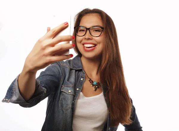 Söt hipsterflicka som tar selfie. Ung och lycklig. — Stockfoto