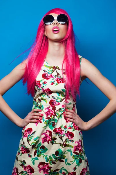 ピンクの髪と大きなサングラスを背景にしたファッションモデル — ストック写真
