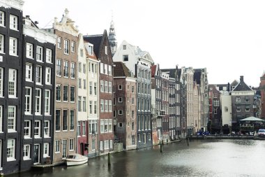 Amsterdam kanalları ve tipik evler