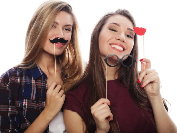 Twee jonge gelukkig vrouwen met party bril het nemen van selfie met mobiel over witte achtergrond — Stockfoto