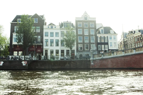 Amsterdamse grachten en typische huizen met heldere lentehemel — Stockfoto