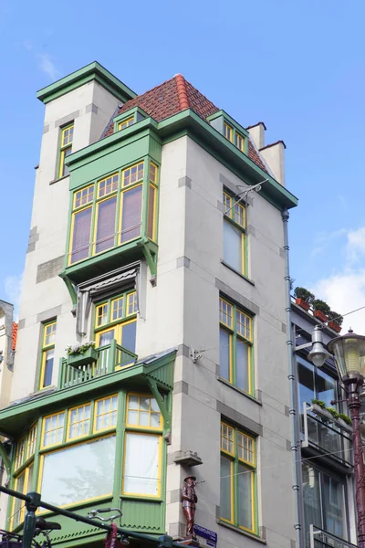 Amsterdamse grachten en typische huizen met heldere lentehemel — Stockfoto