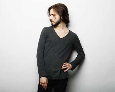 Zarif genç yakışıklı adam. Stüdyo moda portresi.