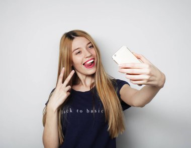 Yaşam tarzı ve insan konsepti: Güzel hippi kız selfie çekiyor.