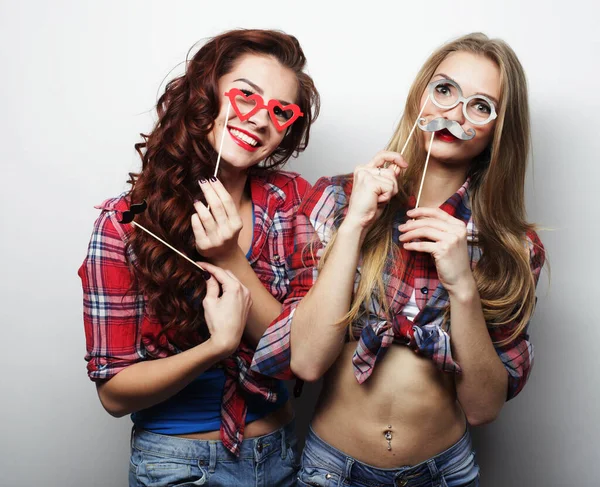 Lifestyle- und People-Konzept: zwei stylische sexy Hipster-Girls beste Freundinnen bereit für Party, vor grauem Hintergrund — Stockfoto