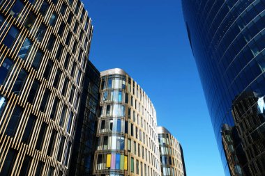 Büyük cam kaplamalı modern iş merkezi