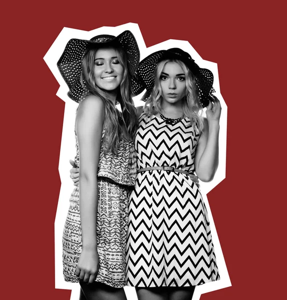 Stüdyo hayat tarzı iki en iyi arkadaşın portresi şık bir yaz elbisesi ve hasır şapka giyen iki kız. — Stok fotoğraf