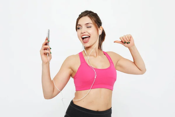 Portrét usměvavé fitness ženy s chytrým telefonem. Čas selfie. — Stock fotografie