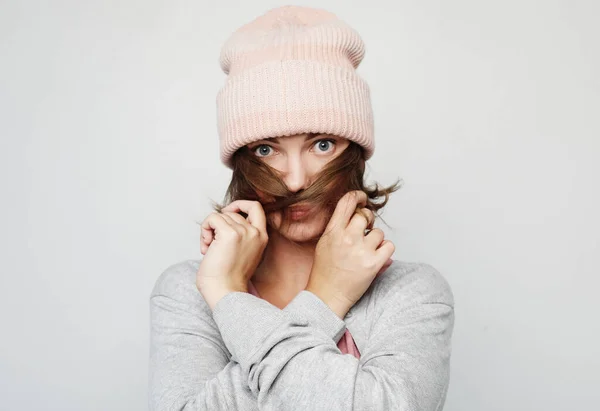 Estilo de vida, la emoción y el concepto de la gente - mujer emocional joven con sombrero rosa — Foto de Stock