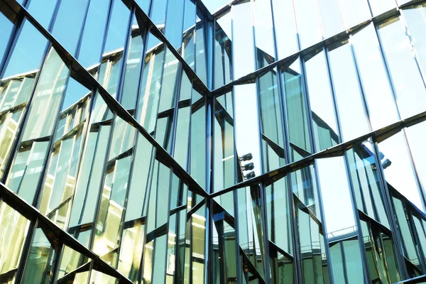Modernes Businesszentrum mit großen Glasfenstern — Stockfoto