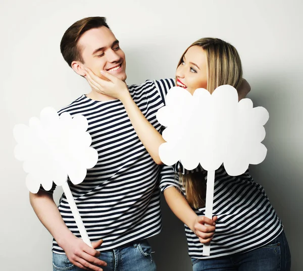 Casal amoroso segurando papel em branco na vara . — Fotografia de Stock