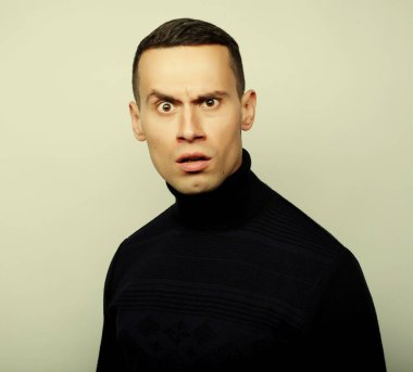 Şık giyinmiş neşeli genç adam.